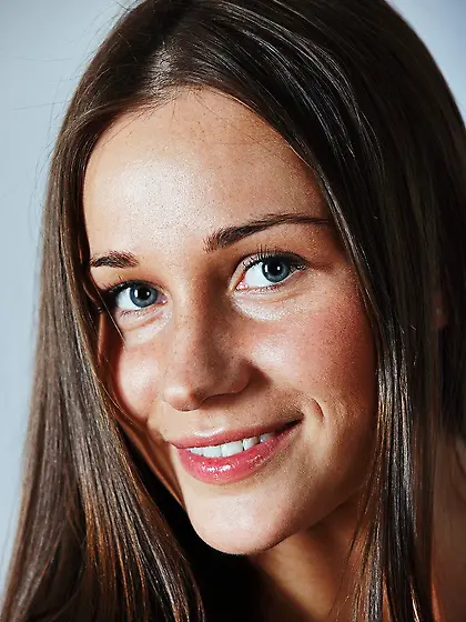 The nasty brunette girl Irina Bruni is demonstrating both of her