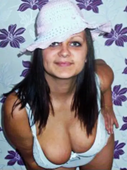 Brunette kinagorgeaus perform close