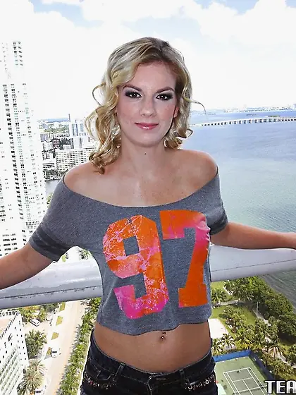 Curly hair blonde exposing