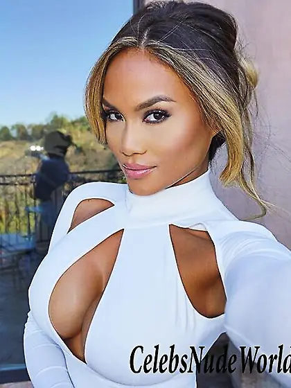Daphne Joy cleavage photos