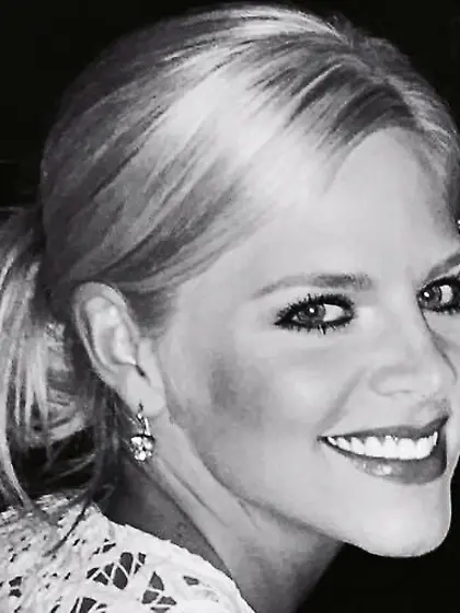 Willow showing off her tits at spring break