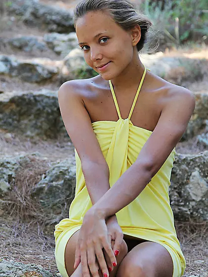 Horny beauty strips lemon