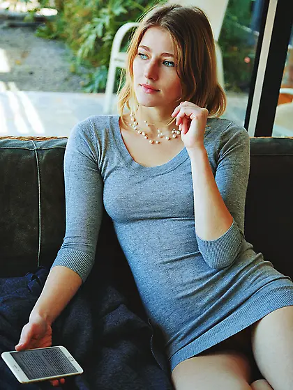 Blue-eyed blonde takes off her tight grey dress and shows her pu