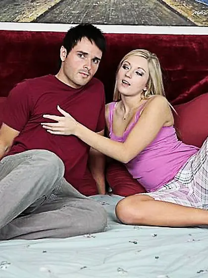 Guy gets his girlfriend to jerk him off