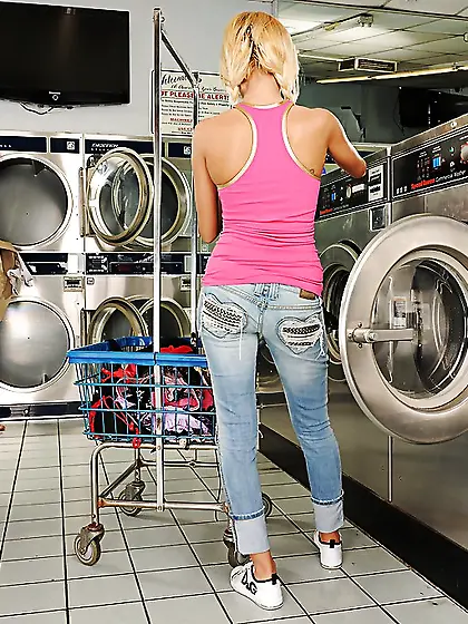 Dude rushes to suck blonde's toes and fucks her pussy in the lau