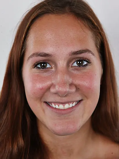 Photographer saw beautiful model offering everything in exchange