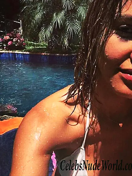 Jessica Alba sexy selfie