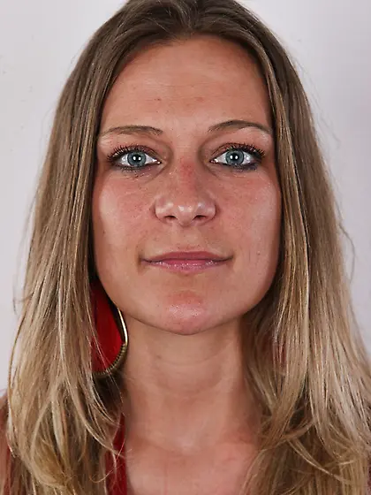 Knockout babe red top