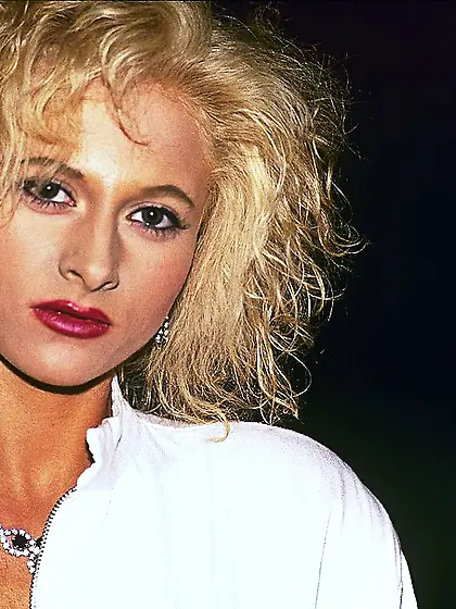 Luscious hottie pose steaming