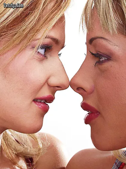 Alluring blonde babes Jessica Twistys and Kelly have passionate