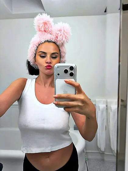 Selena Gomez - selfie