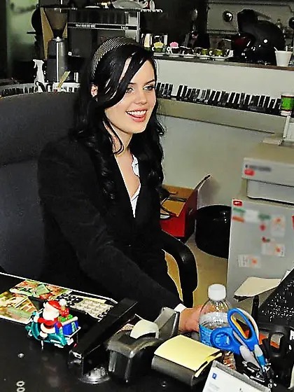 Blonde in tight jeans seduces her brunette GF and shares a dildo