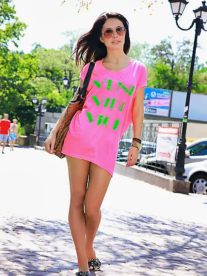 Brunette stroll ends naked