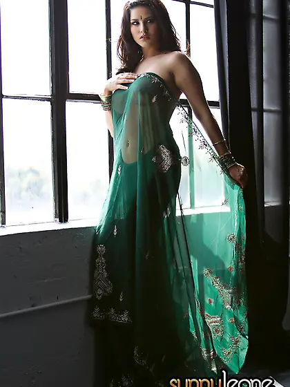 Hot busty Indian lady Sunny Leone strips her green lace gown and
