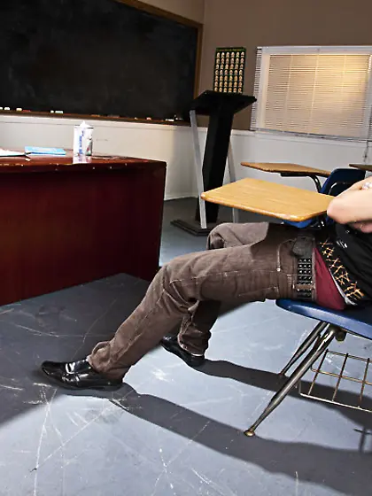 Attractive brunette nymphet poses in sexy black lingerie before