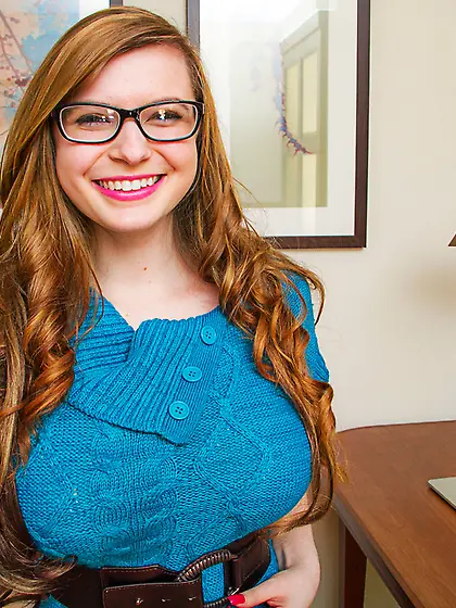 Chubby coed with glasses playfully strips and demonstrates her e