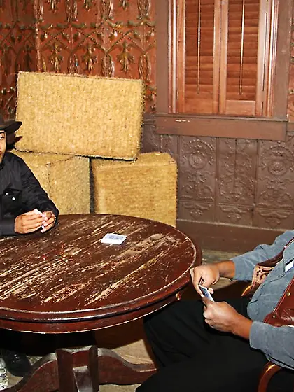 Frisky Veronica Avluv and Darla Crane play with one well-hung an