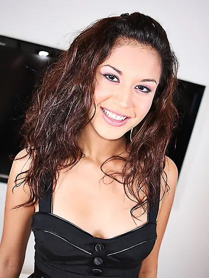 Latina doll Ariana Fox stretches legs and plunges into hardcore