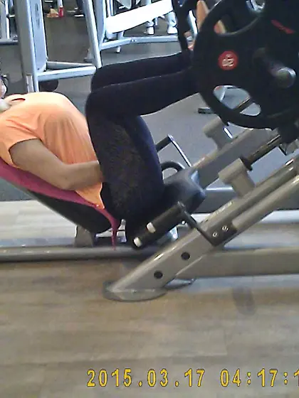 Gym Girl mit Leggings an der Beinpresse