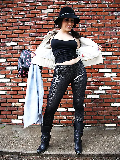 Big titted bimbo Valentina Nappi strips and hurries up to bead p