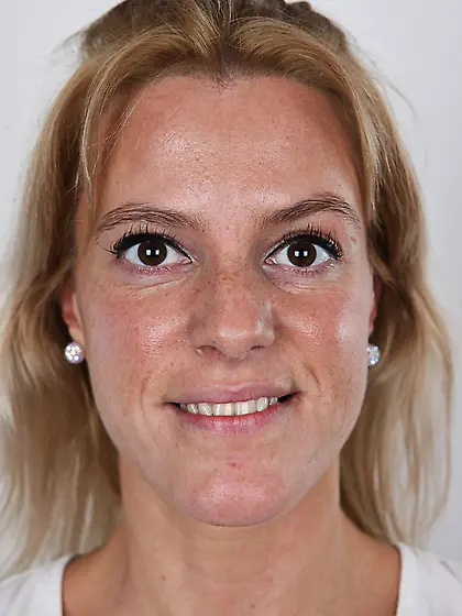 Whore with big eyes rocks out in the studio making fans know her