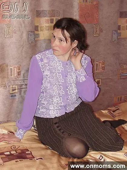 Aged mature shows her pussy