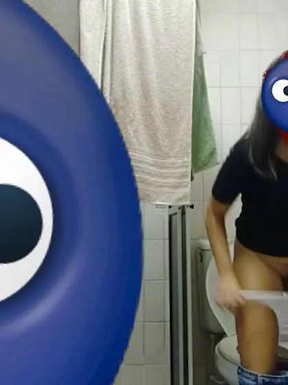 Spy pics--man spies gal in the toilet (no vid)