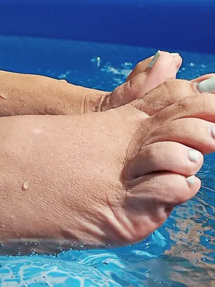 Pretty wet feet and toes
