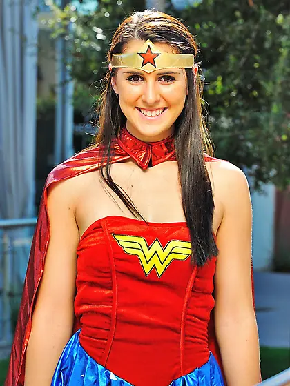 Wonder Woman cosplayer shows her pussy while chilling in public