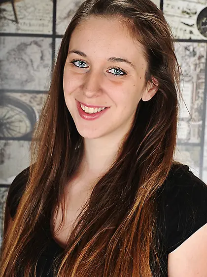 Long haired teenager Layla Adams is showing the tiny tits and un