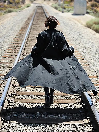 Katie Michaels gets naked on the railways and shows her tits and