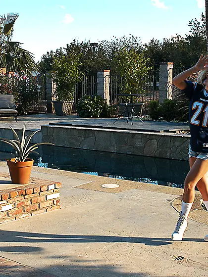 Sexy Carolyn Reese and Kelly Madison use their bodies to seduce