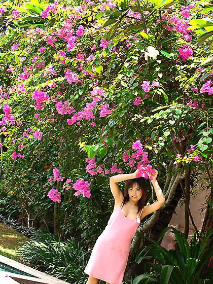 Soara,  from All Gravure,  bares it all out in public.