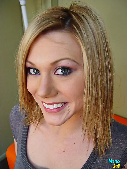 The luscious blonde chick Samantha Sin plays with hard dick expe