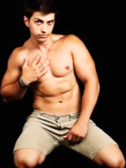 Brunette randyamor perform close