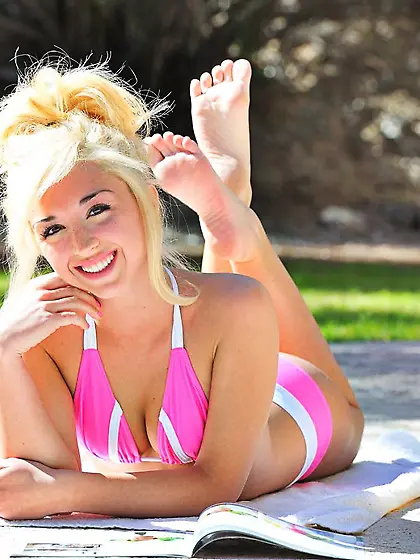 Teen blonde Jayde FTV takes off her pink bikini in the sun and p