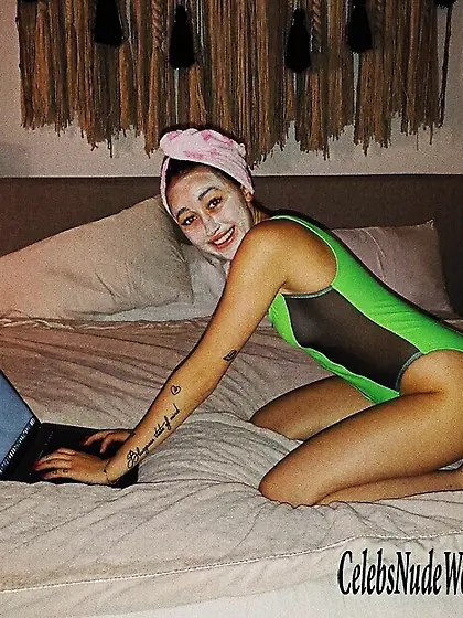 Noah Cyrus Sexy