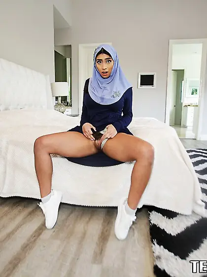 Arab chick reveals big tits before she’s...
