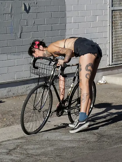 Crusher promises brunette with tattoos to fix the bike and fucks