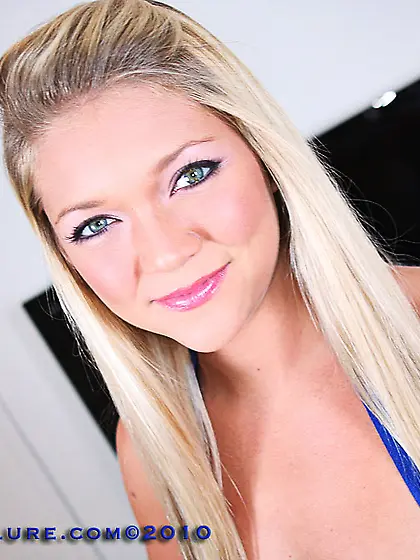 Cuddly goldilocks Jessie Andrews naughtily plays then does a dee