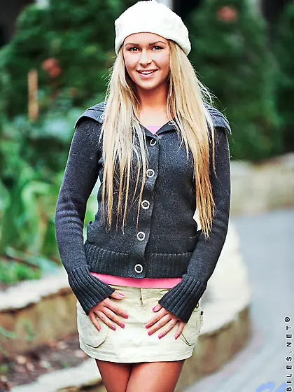 Smoking hot blonde gal Amanda Blake strips outdoors and shows he