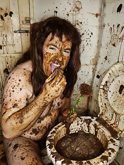 Degustando mierda del toilete