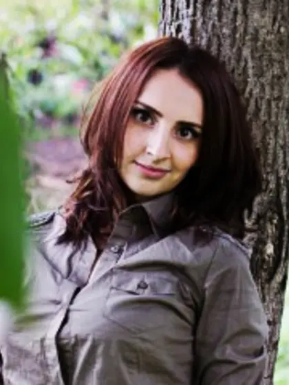 Brunette alyiah perform close