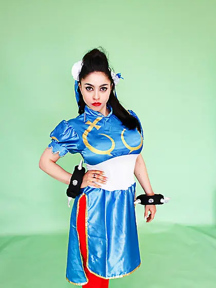 Curvy dark-haired babe porcelain