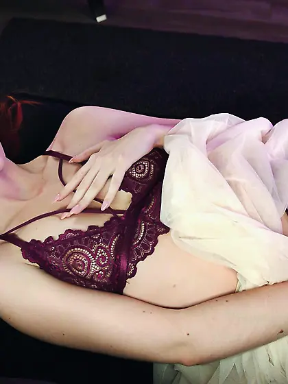 Redhead's expressive bedroom dalliance