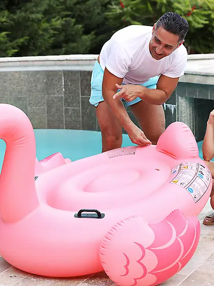 Smiley bimbo Nikki Fox gets fucked by the pool