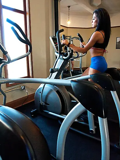 Guy hooks gym hottie