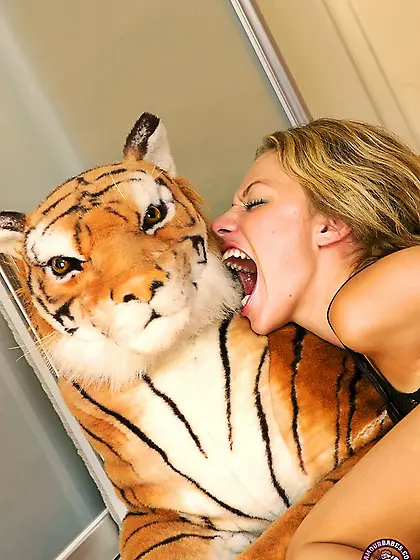 Girl in black underwear and shoes roars cause she urgently needs