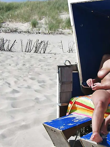 Reife Frau am Strand