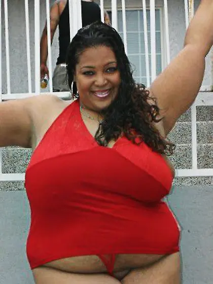 Chubby ebony woman takes messy cumshot after tattooed dude drill